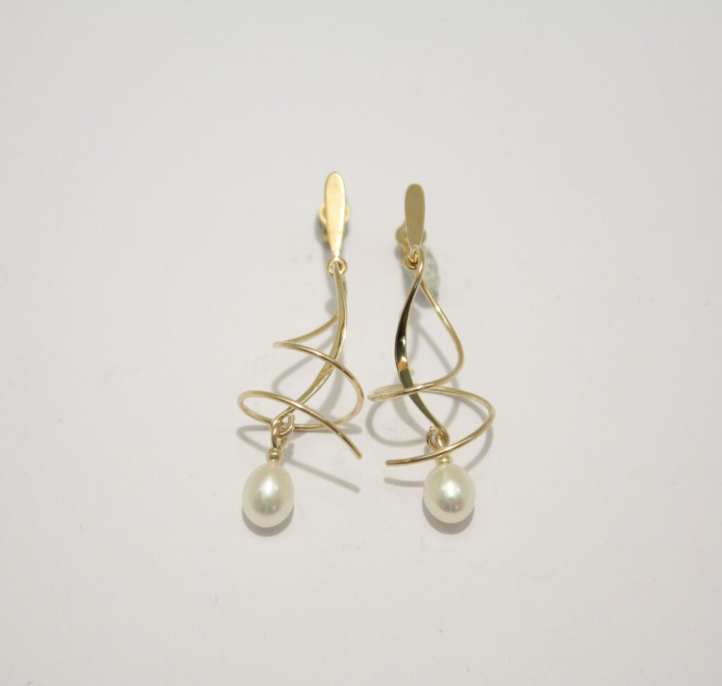 Zarte Spiralen - Ohrhänger mit Perlen © Goldschmiede Alfred Zürcher GmbH